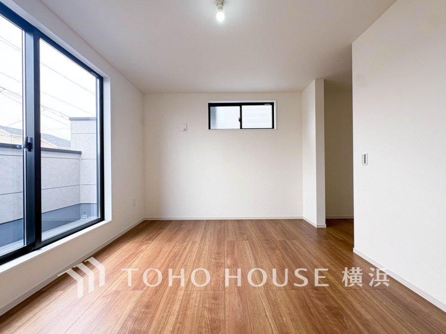 大きな窓から自然光が差し込む明るい居室。シンプルな内装で多彩なインテリアに対応可能です。