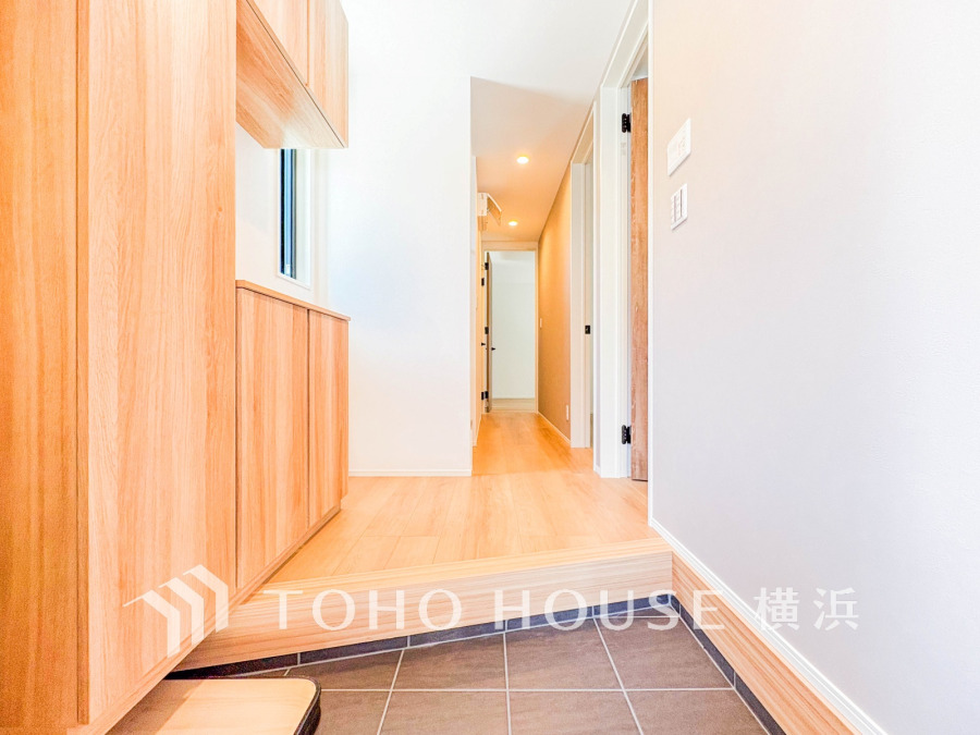 居住者の帰り、訪れる方を優しく迎え、やすらぎに満ちた生活空間を予感させる。健やかな暮らしを楽しめそう。