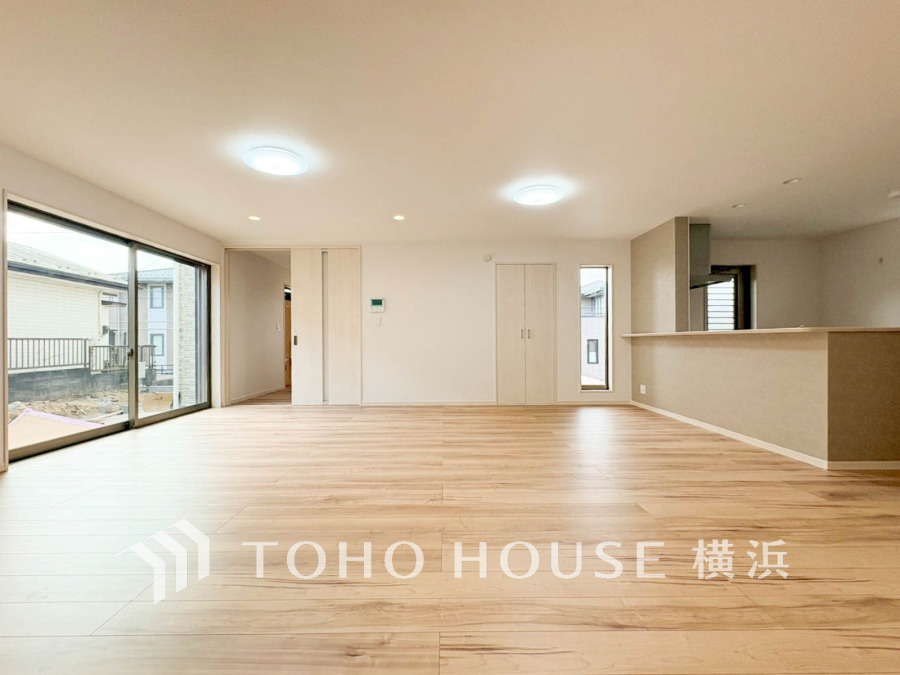 光と風が溢れる開放的なリビングダイニングには自然と家族みんなが集まってきます。明るく穏やかな空気の中で飲んだり、食べたり、笑ったり。