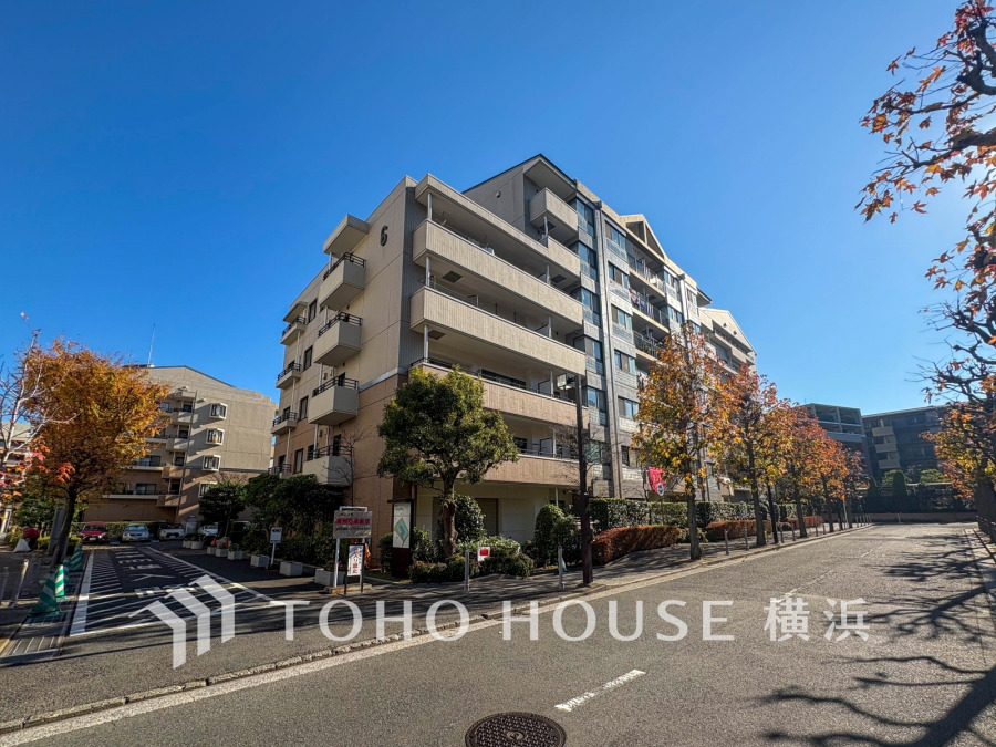 爽やかな青空の下に贅沢なほどに降り注ぐ陽光、豊かな居住性と、クオリティが見事に調和した住空間は、住まうことの喜びを感じさせてくれます。