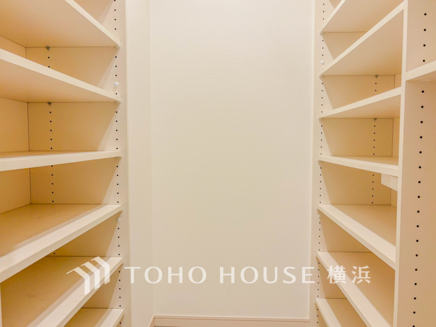 【SIC】玄関横に設置されたシューズインクローゼット。高さの調節もでき、お好きなサイズの靴はもちろん、傘やレインコート、ゴルフバック等も収納できるので、スッキリとした玄関が実現できます。