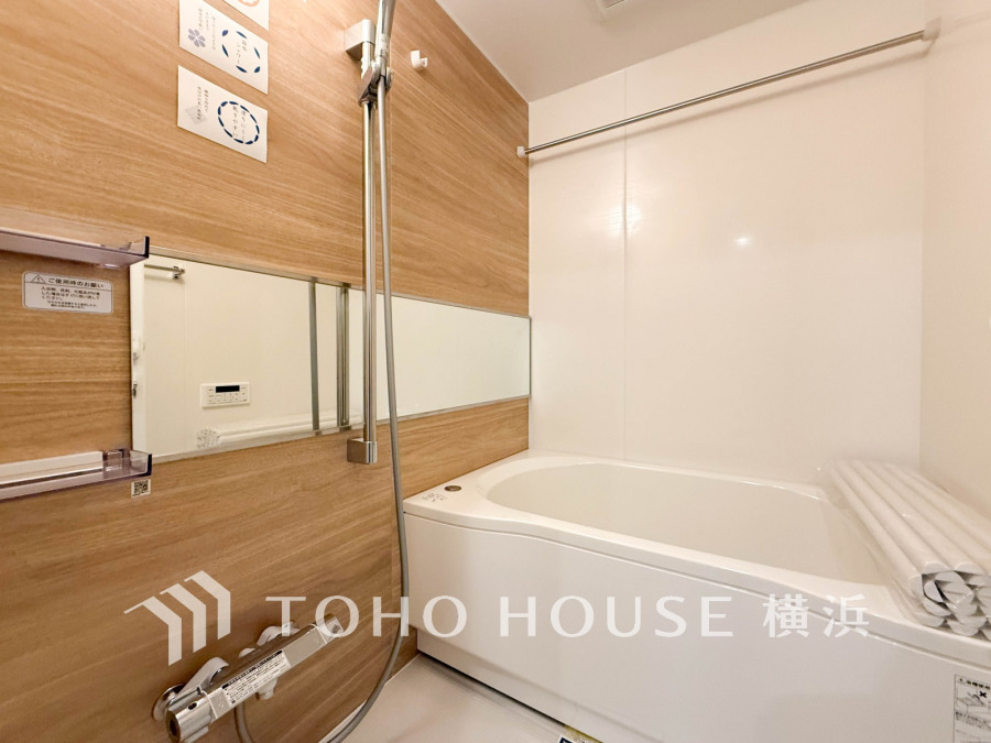 心地よいリラックスを叶える清潔感溢れる美しい空間。快適で機能的なバスルームです。
