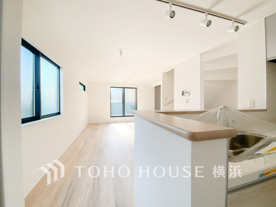 柔らかな色合いのフローリングと清潔感の溢れるクロスが明るい空間を創り出しているリビングダイニング。憩いの場に相応しく、ここで楽しむ家族の時間が絆をより深めてくれそうです。