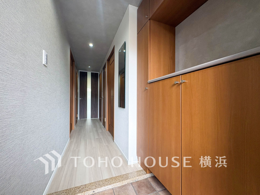 お客様をお迎えする玄関は落ち着いた雰囲気。帰り着くたびに洗練されたテイストの空間に迎えられ誇りと喜びを感じる玄関まわりです。