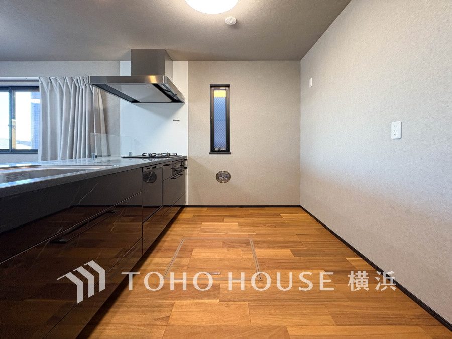 スタイリッシュな対面キッチンを採用。キッチンからリビングが見渡せるので、お子様を安心して遊ばせながら家事ができますね！