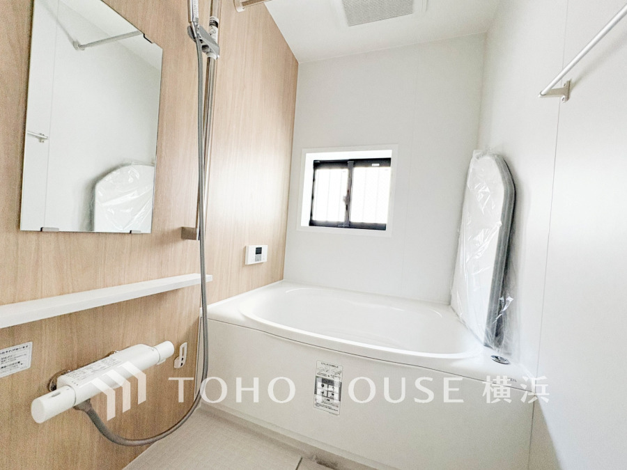 日の疲れを癒すバスルームは、心地よいリラックスを叶える清潔感溢れる美しい空間です。心からゆったりと寛いでいただけるよう、ゆとりのスペースを確保してます。