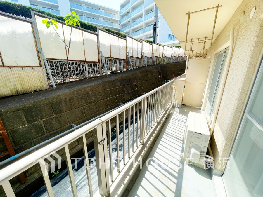 南西向きのバルコニー＆専用庭。ちょっとしたお庭スペースが暮らしに彩りをプラスします。