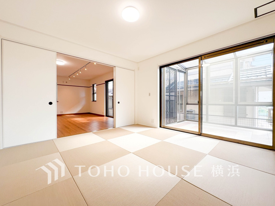 リビングに隣接する8帖の和室は開け放して、開放的に利用することも可能です。