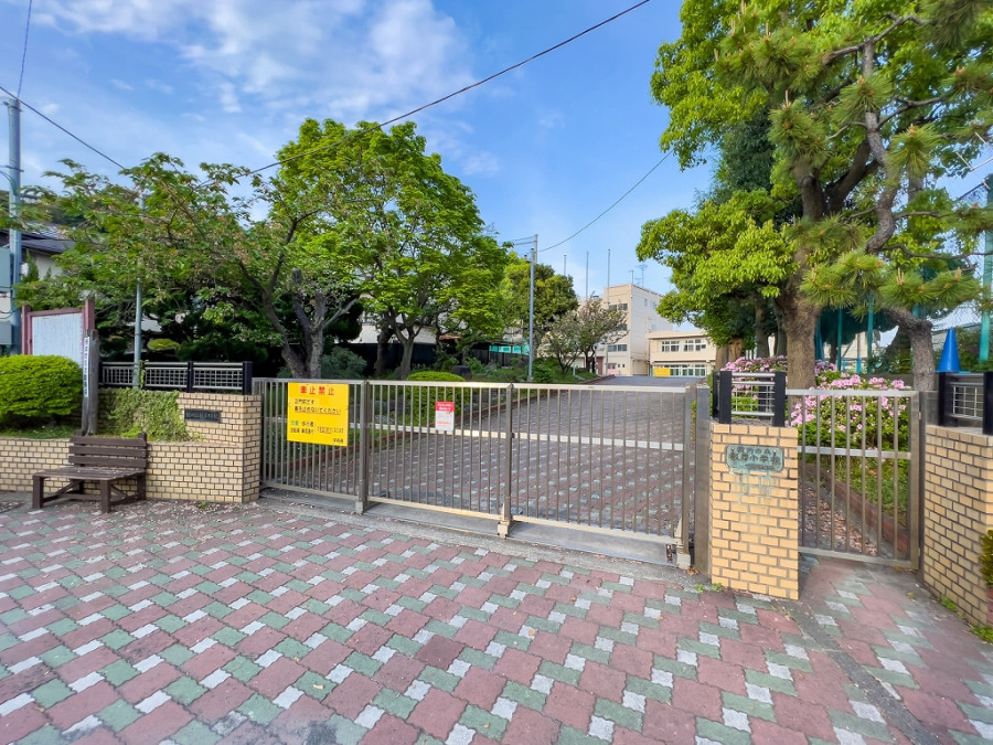 横浜市立根岸小学校　約400ｍ
