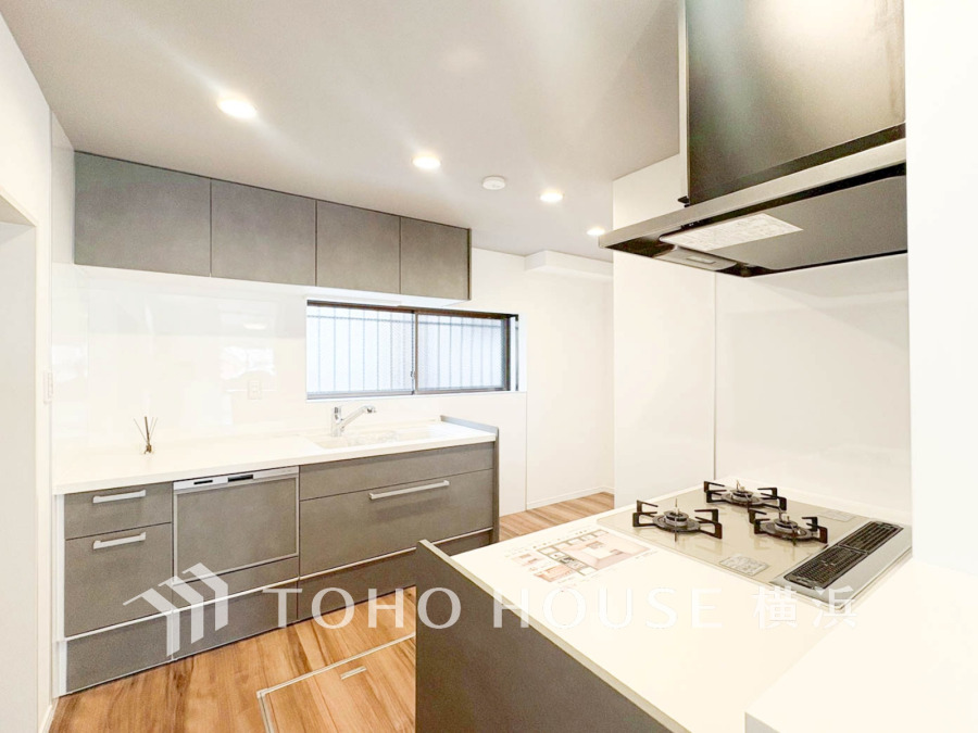 長い時間滞在するキッチンだからこそ、食事の準備を楽しい時間に、忙しい時でもスムーズに無駄なく作業できる、お手入れも簡単にできるなど、毎日を楽しくするキッチンスペースに仕上げました。