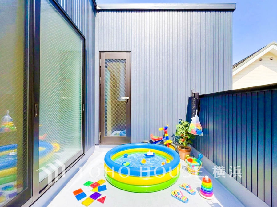 暮らしの中で光と風を演出してくれる広いバルコニー、見事なまでの開放的な空間を演出しながら、プライベート性も確保された空間は我が家の自慢。（装飾品はAI加工です）