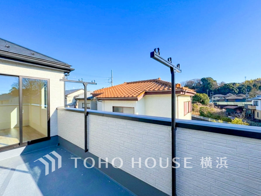 広いバルコニーは、暮らしの中での光と風を演出してくれています。見事なまでの開放的な空間をお楽しみください。