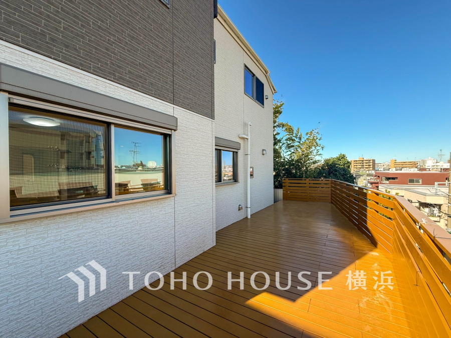 アウトドアリビングや趣味のスペースとして大活躍しそうなウッドデッキ。陽当たり良好で開放感のある空間です。