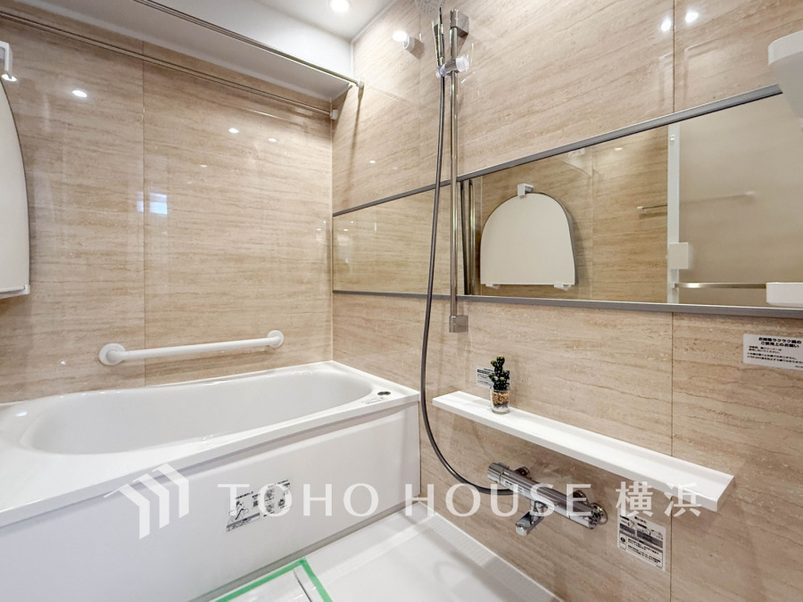 心地よいリラックスを叶える清潔感溢れる美しい空間。快適で機能的なバスルームです。
