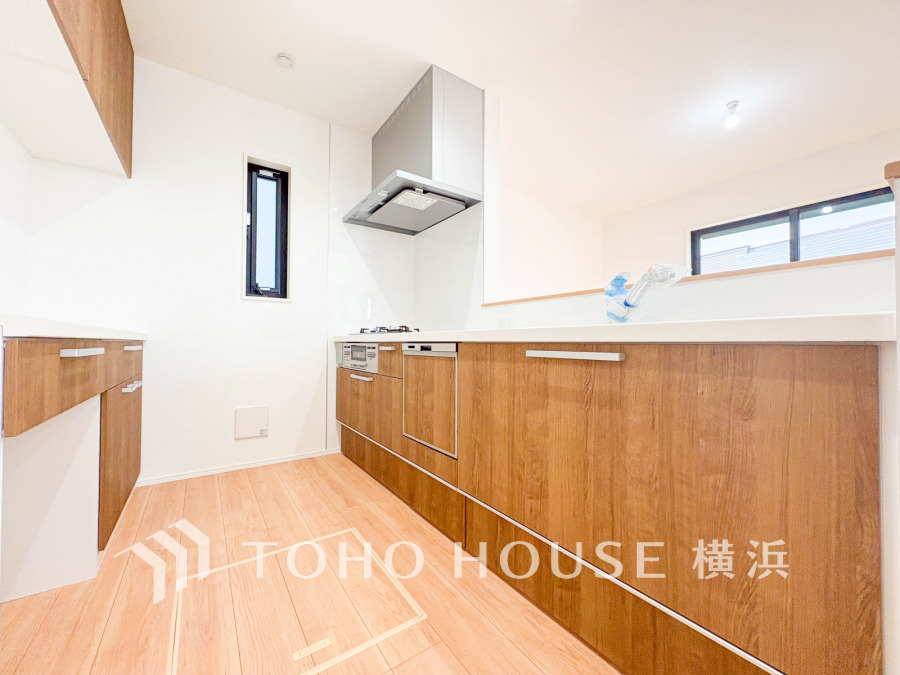 使い勝手の良い設備のキッチンで効率よくお料理もできます。食する料理に家族が舌鼓を打ち自然と笑いが絶えない空気感がそこに広がります。自慢の腕をふるってください。