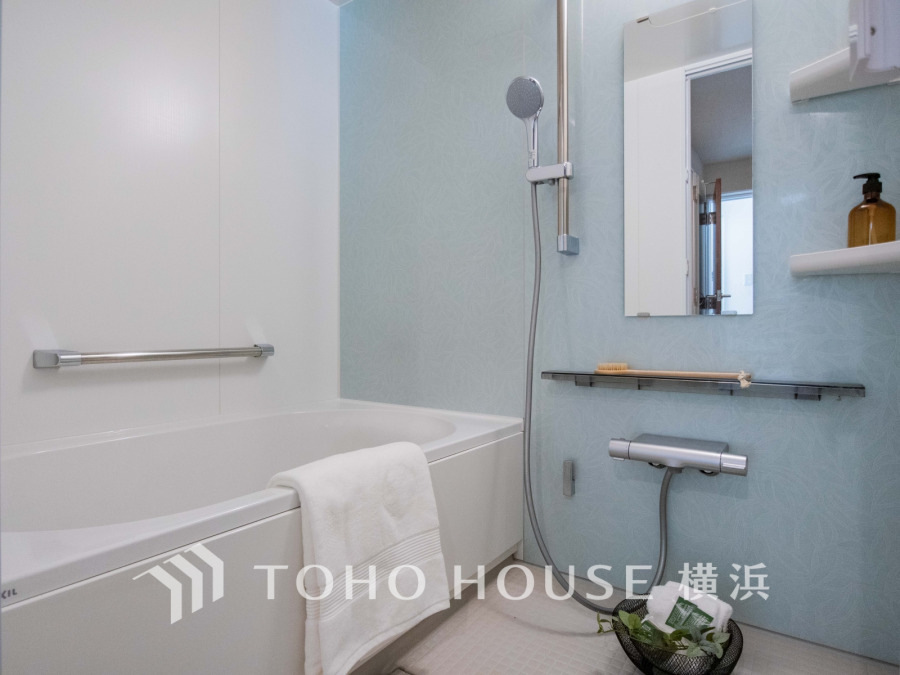 清潔感あふれるバスルームは、ゆったりとした浴槽と使いやすいシャワー設備で快適なバスタイムを実現します。