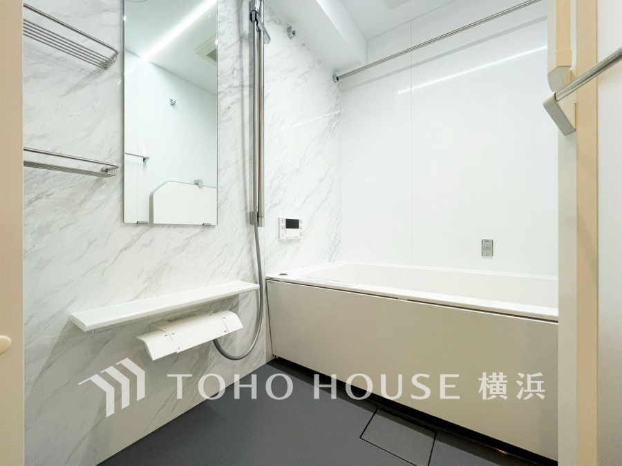1日の疲れを取り心身を癒すことができる住まいの中のリラクゼーション空間、バスルーム。心からゆったりと寛いでいただけるよう、柔らかな色合いで仕上げています。