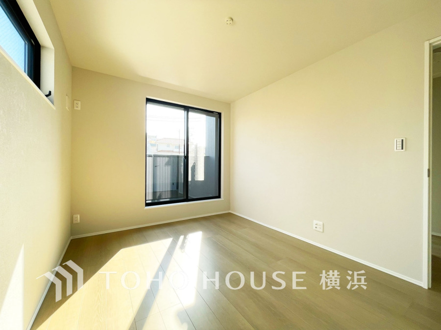 過ぎ行く時間をゆったりと感じることができる落ちついたプライベートルーム。リビングで楽しく過ごした後はゆっくり寛ぎの時間を満喫できます。静かな環境でリラックスタイムを愉しんで。