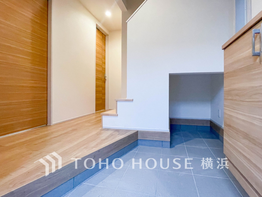 お客様をお迎えする玄関は落ち着いた雰囲気。帰り着くたびに洗練されたテイストの空間に迎えられ誇りと喜びを感じる玄関まわりです。