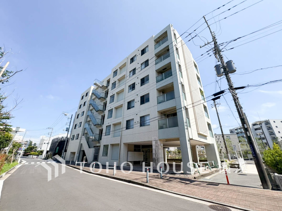 時代の流れに惑わされないシックなカラートーンで街並みに溶け込む外観は、主張し過ぎず、また平凡になり過ぎず絶妙なコントラストで輝きを放ちます。