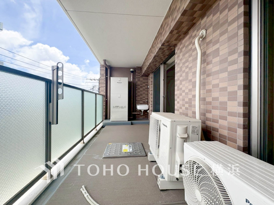 2部屋にまたがる広いバルコニーから、暮らしの中での光と風を演出してくれています。見事なまでの開放的な空間をお楽しみください