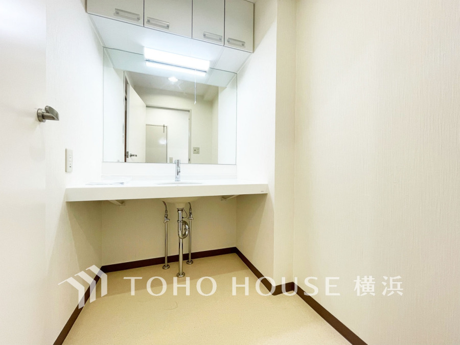 十分な大きさの洗面台は収納もさる事ながら、身だしなみチェックや歯磨きなど、朝の慌ただしい時間でもホテルライクなスペースで余裕とゆとりを感じて頂けます。