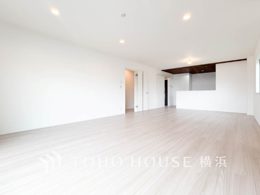 明るく開放的なリビングは、ホワイトを基調とした清潔感あふれる空間で家族の憩いの場に最適です。