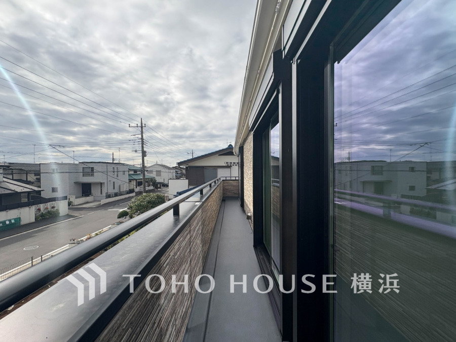 たっぷりの陽光が差し込むバルコニー。健やかな暮らしを守る太陽の恵みを存分に享受できます。爽やかな風と暖かな陽射しが紡ぐハーモニーが日々の暮らしのBGMになることでしょう。