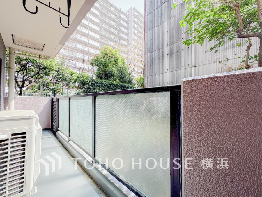 暮らしの中で光と風を演出してくれるバルコニー、見事なまでの開放的な空間を演出しながら、プライベート性も確保された空間は我が家の自慢。