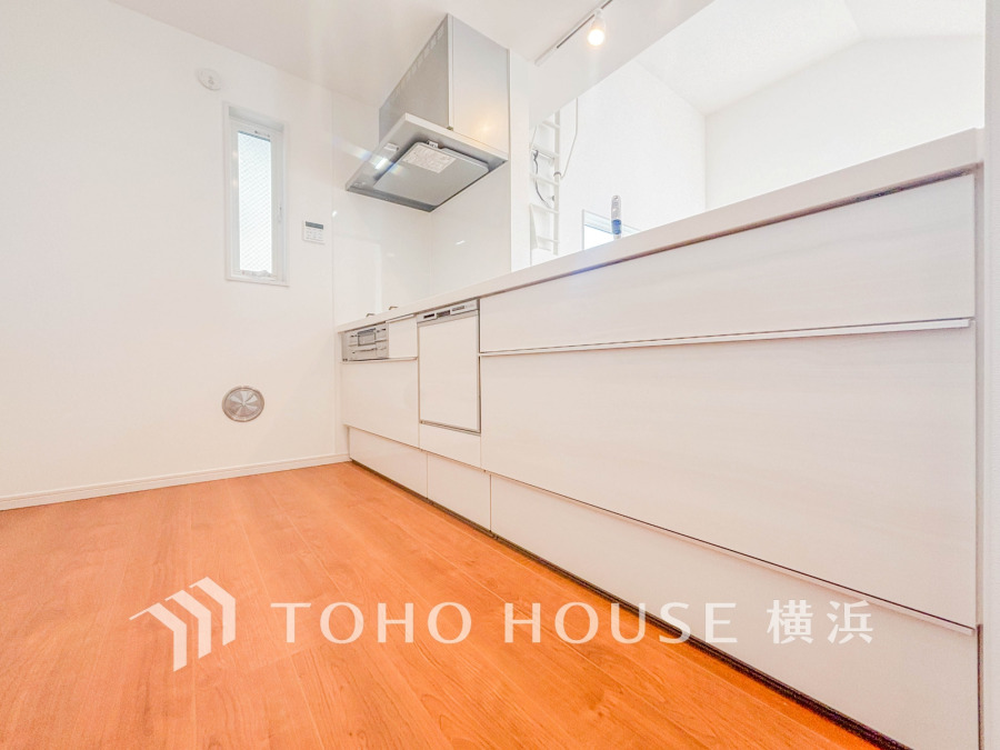 内装の主役でもあり、日常活躍する重要な水回りでもあるからこそ機能性・デザイン性に力を入れております。お手入れのしやすいシステムキッチンを採用しております。