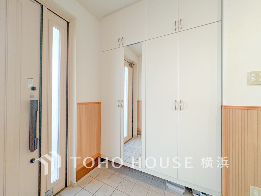 お客様をお迎えする玄関は落ち着いた雰囲気。帰り着くたびに洗練されたテイストの空間に迎えられ誇りと喜びを感じる玄関まわりです。