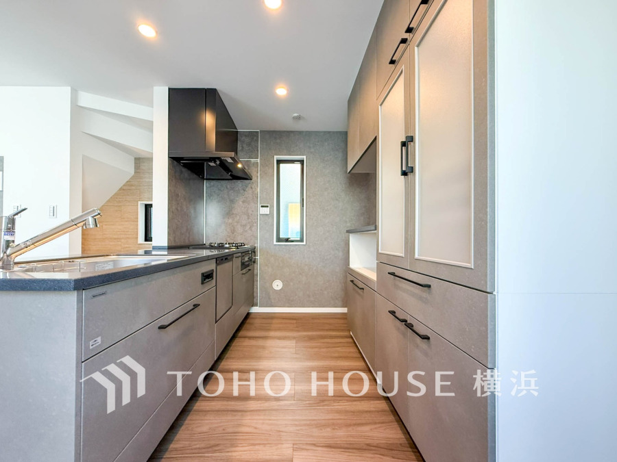 ご家族みんなで調理ができる位のスペースを実現したキッチン空間となっております。みんなで作った料理を召し上がりながらの会話は、どのような物になるのでしょうか。