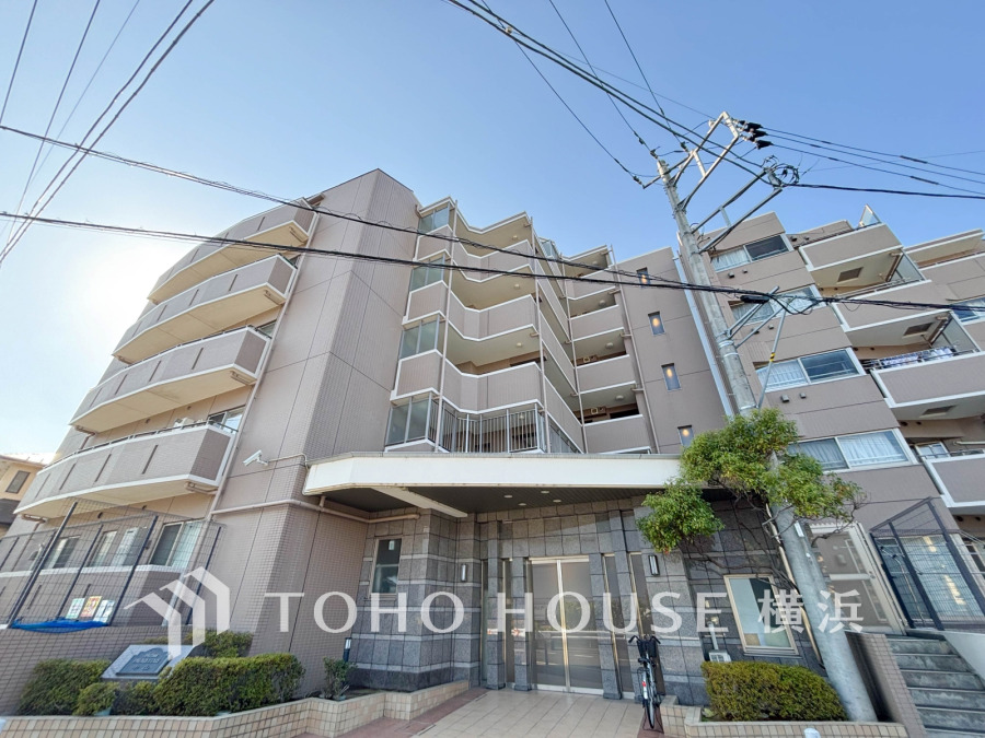 爽やかな青空の下に贅沢なほどに降り注ぐ陽光、豊かな居住性と、クオリティが見事に調和した住空間は、住まうことの喜びを感じさせてくれます。