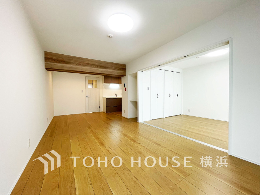 リビングに隣接した洋室の引き戸を開け放して空間を共有しながら開放的に使うこともできます。
