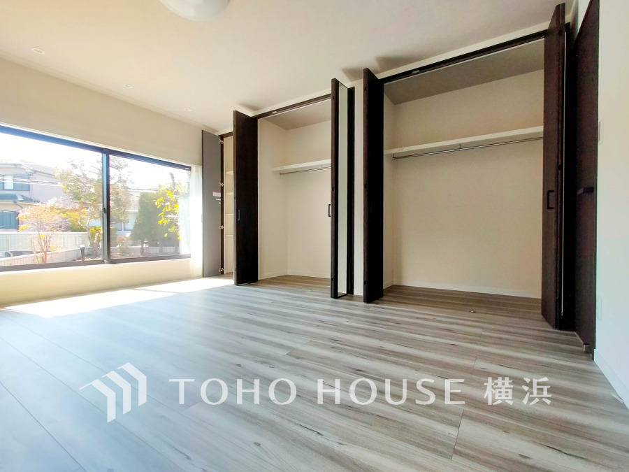 大容量の収納付きの9帖の洋室は美しい庭に面した明るい空間です。