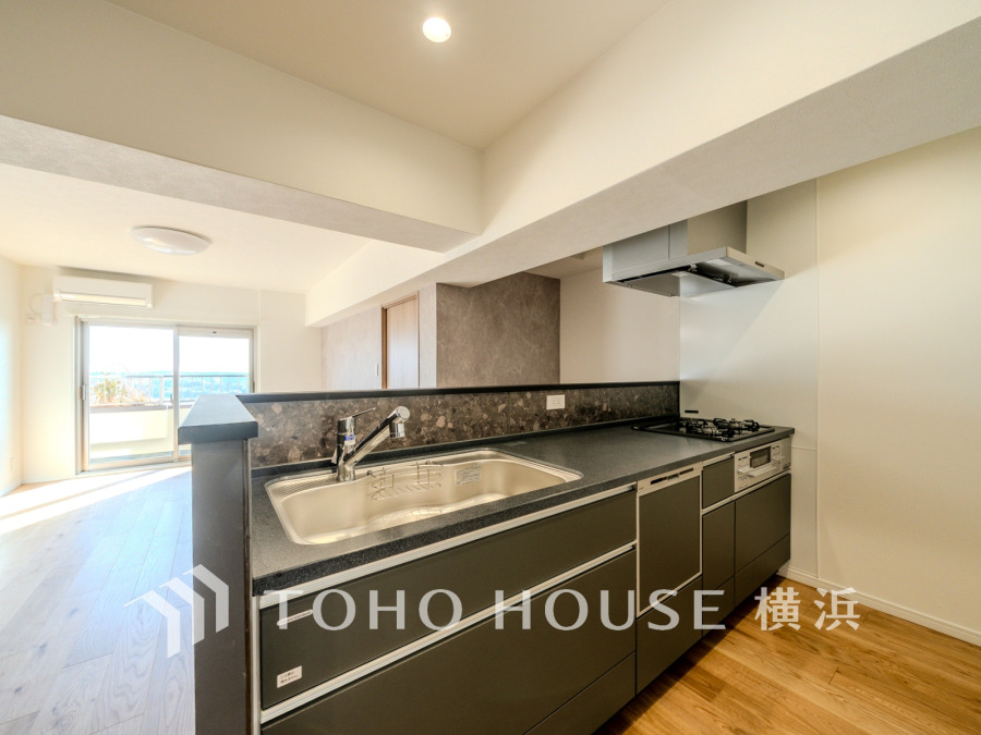 新規交換されたシステムキッチン。リビングが見渡せるスタイリッシュな対面式キッチンです。
