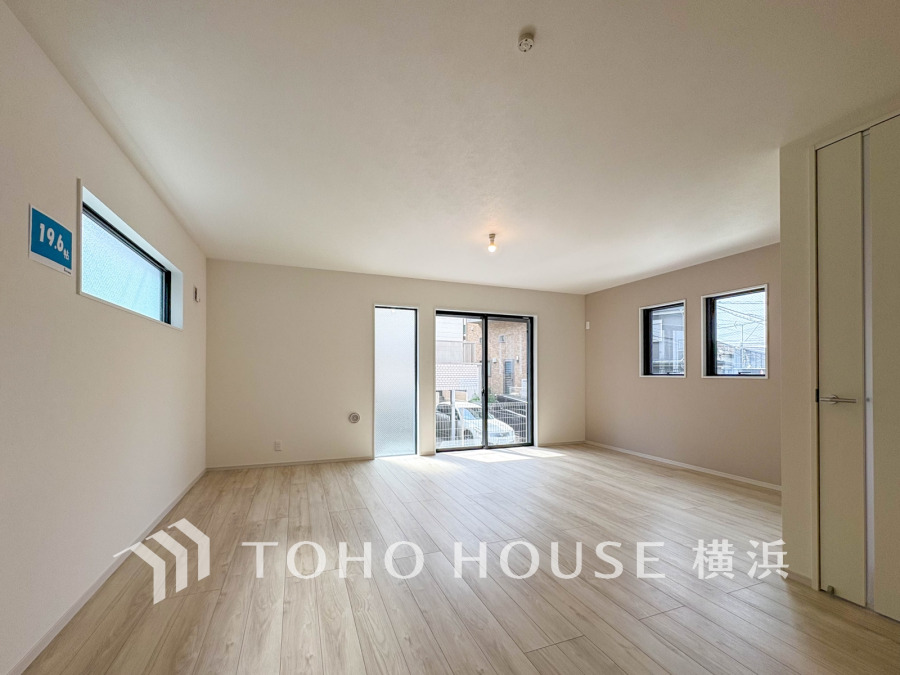 明るい光が差し込む約19.6帖の広々リビング、シンプルで開放感のある空間です。