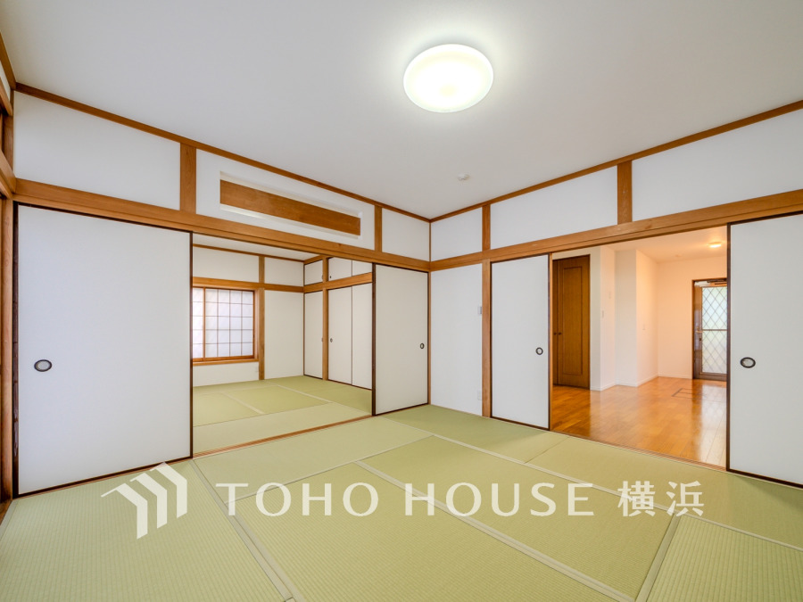 （1階和室）二間続きの和室はふすまを開けて開放的な大空間に。