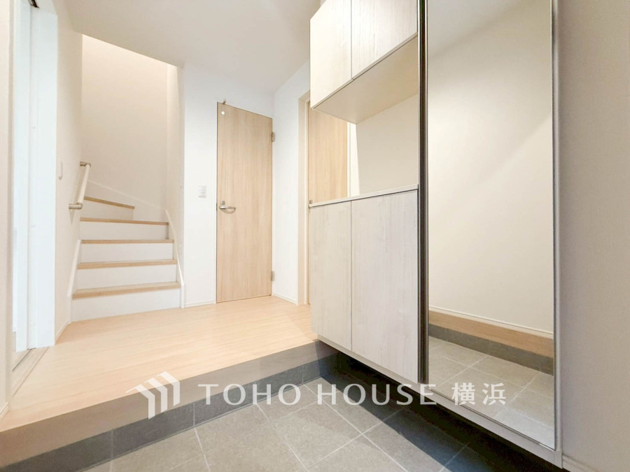 居住者の帰り、訪れる方を優しく迎え、やすらぎに満ちた生活空間を予感させる。健やかな暮らしを楽しめそう。