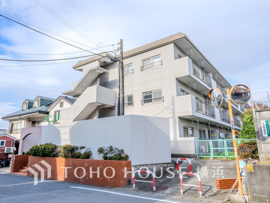 閑静な住宅街に佇む、日当たり良好な3階建てマンション。時代の流れに惑わされないシックなカラートーンで街並みに溶け込む外観は、主張し過ぎず、また平凡になり過ぎず絶妙なコントラストで輝きを放ちます。