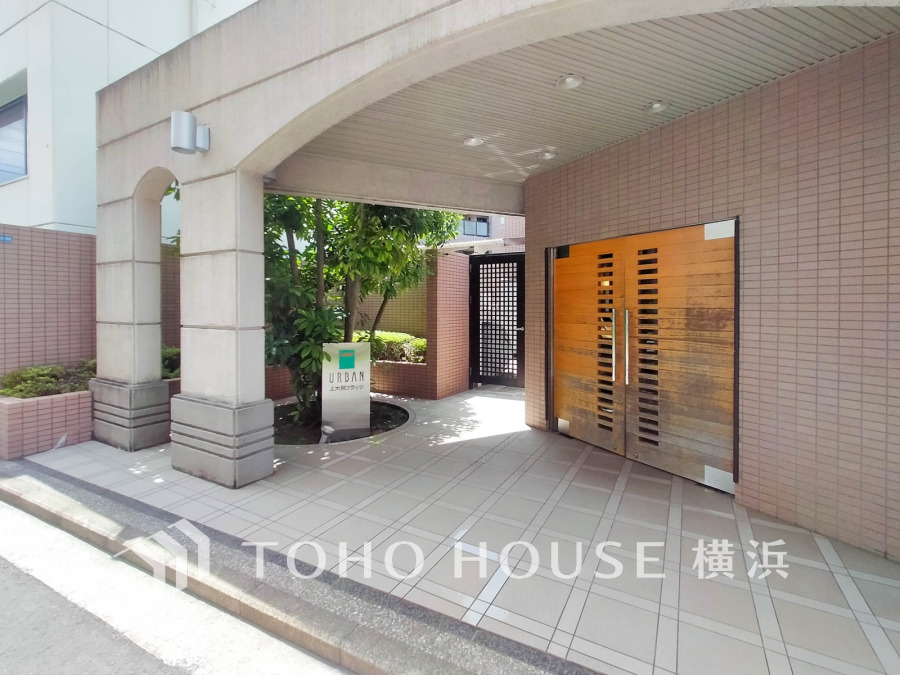 住まう誇らしさと安心感を演出する落ち着いた雰囲気のエントランス。
