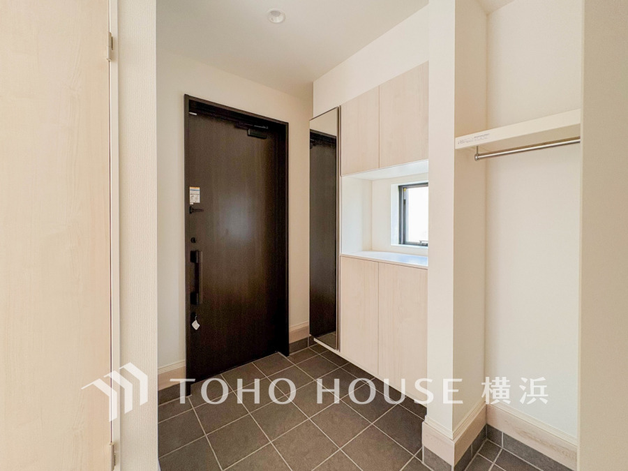 清潔感溢れる玄関がお出迎えする本邸宅の物語は、ここから始まる日常を期待させます。この場所には「希望」と「優越」で包み込んでくれる「特別」な空間があります。