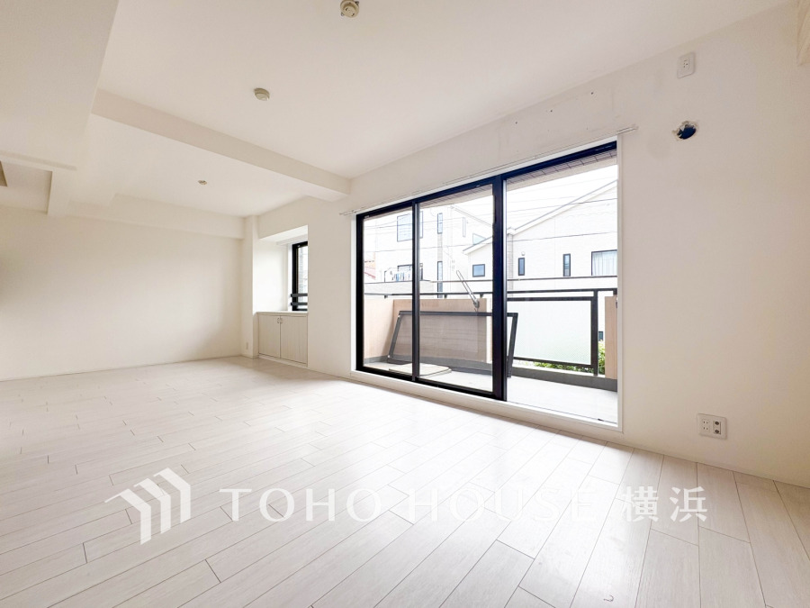 南向きの大きな窓からたっぷりと光が入る明るいLDK。落ち着いた雰囲気に包まれた空間です。
