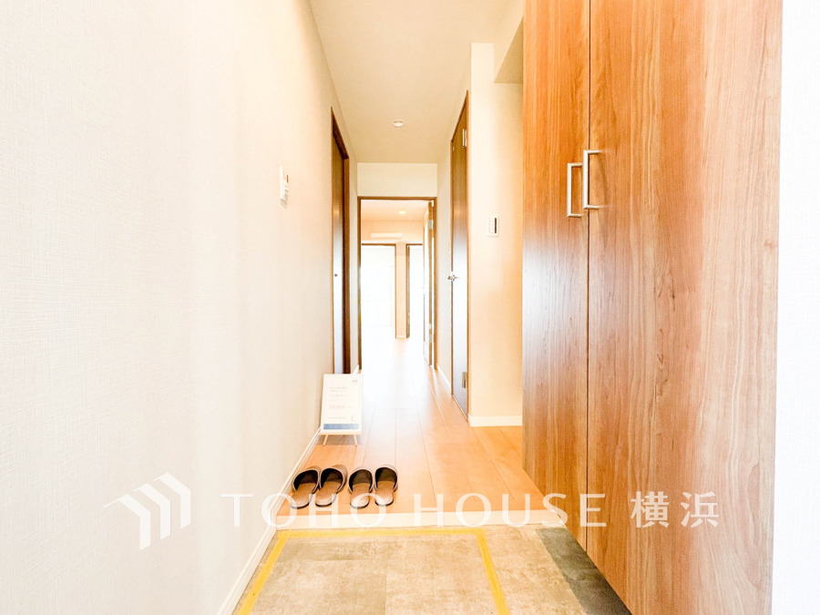 トールサイズのシューズボックスを設置した収納豊富な玄関スペース。