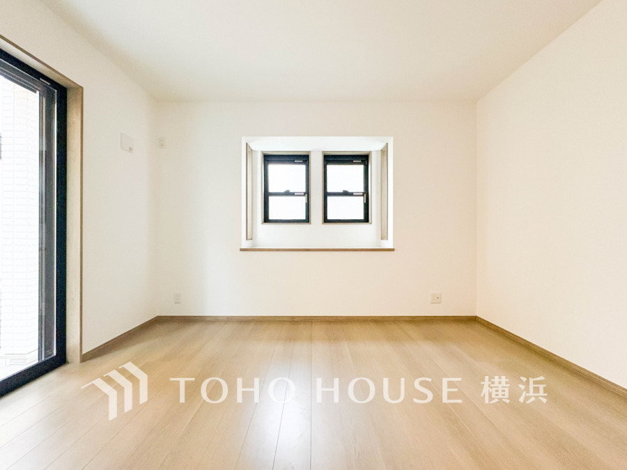 快適に過ごす条件は、一人ひとり違います。飾リ過ぎないシンプルな内装と偏り過ぎないデザインで統一しております。（家具・装飾品はAI加工です）