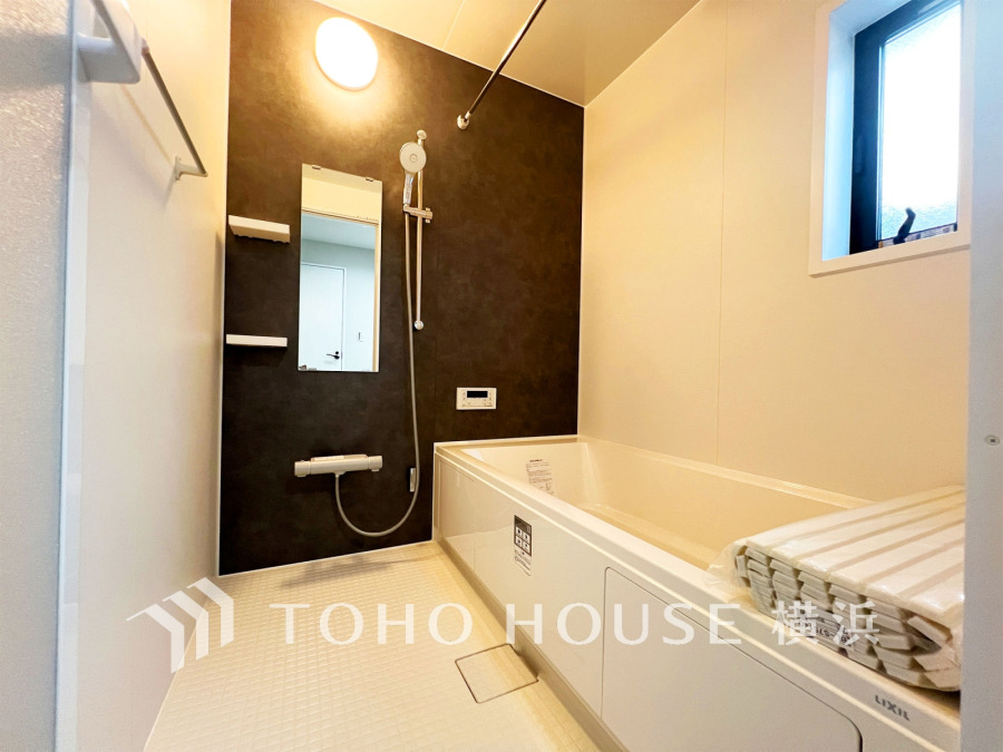 心地よいリラックスを叶える清潔感溢れる美しい空間。快適で機能的なバスルームです。
