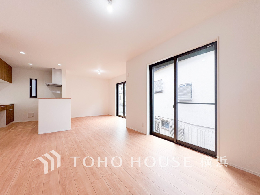 家族みんなが爽やかに健やかに過ごせるように、溢れる光をたっぷり取り込んだリビングダイニング。集いの場、憩いの場としての快適性を求めたやすらぎの空間です。