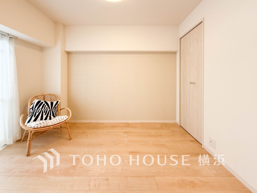 バルコニーに面した明るい洋室。穏やかな陽射しが、ゆったりとした寛ぎの時間を包みます。
