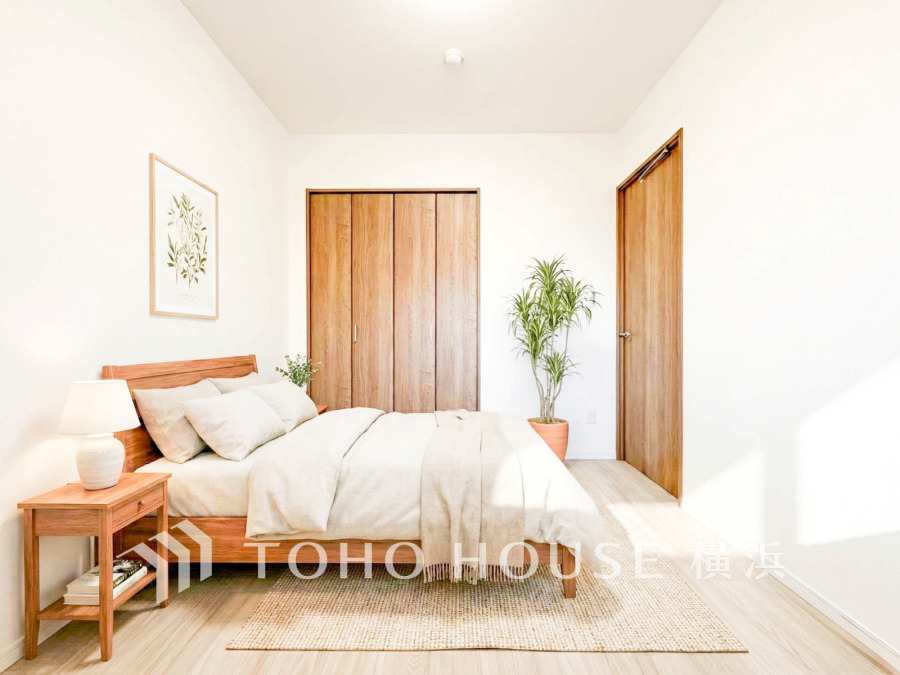 たっぷりの収納を備えた洋室。（家具はAI加工です）

