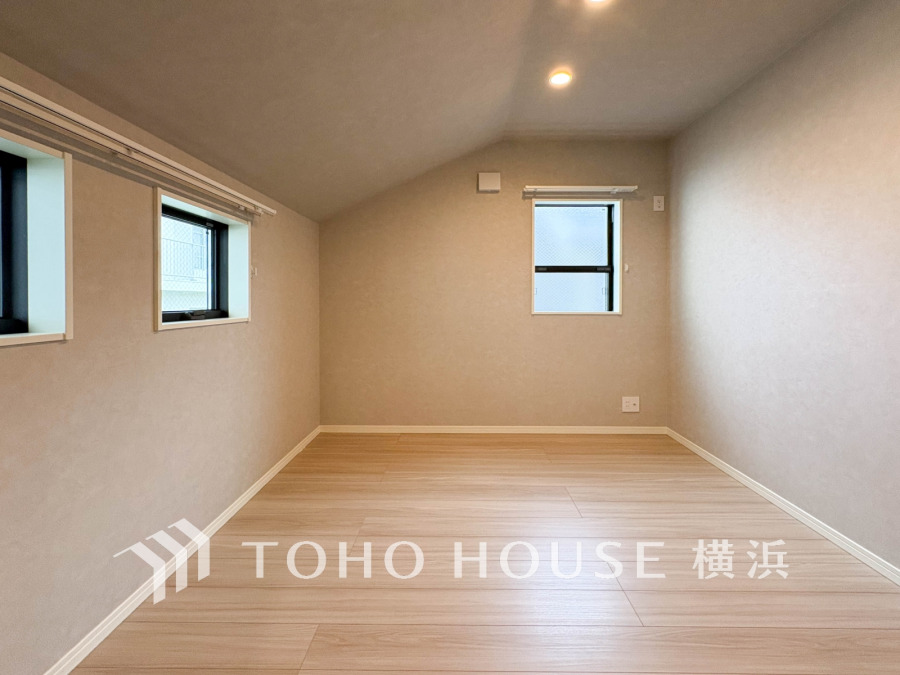 穏やかな風と陽光を導き、プライバシーに配慮された設計プランを採用し、居住性を一段と心地よいものにしています。明るく開放的な空間を演出しております。